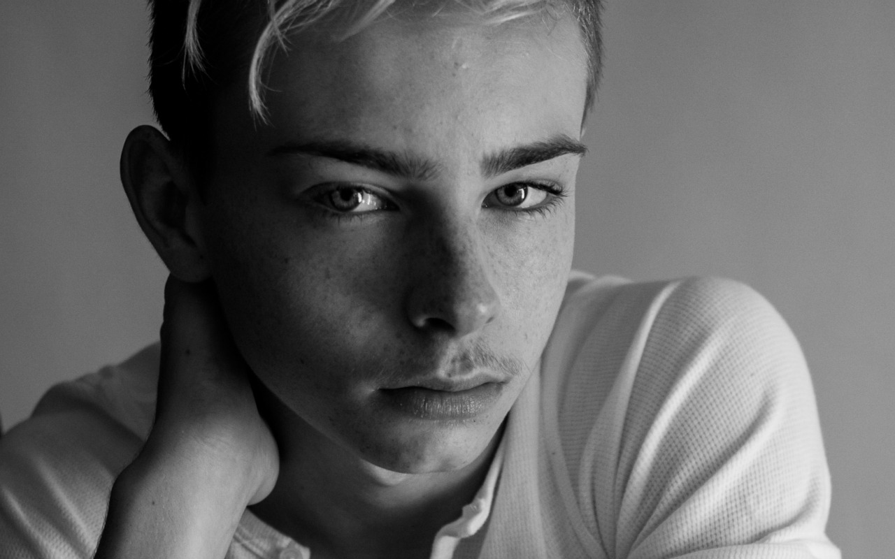 Ava Kolker desktop Wallpapers